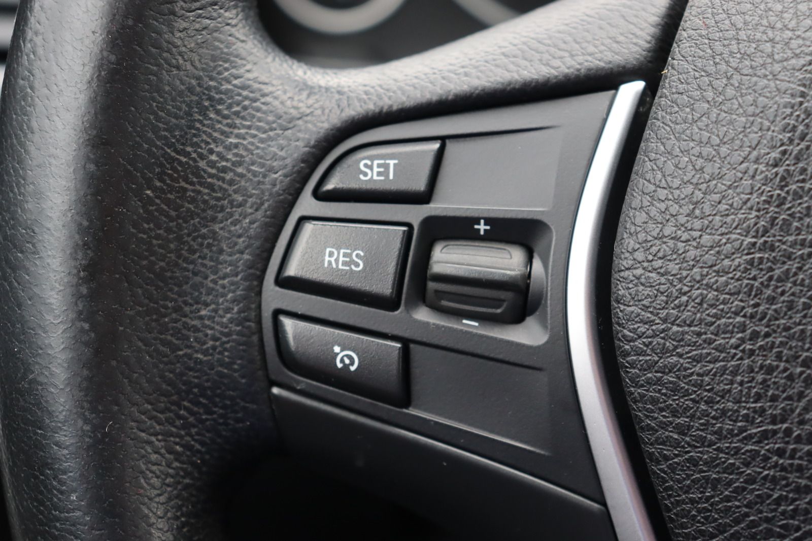 Fahrzeugabbildung BMW 320 i * AHK * Navi * SD