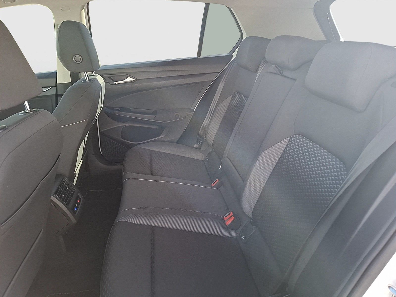 Fahrzeugabbildung Volkswagen Golf VIII TSI Active LED Navi AID SHZ PDC