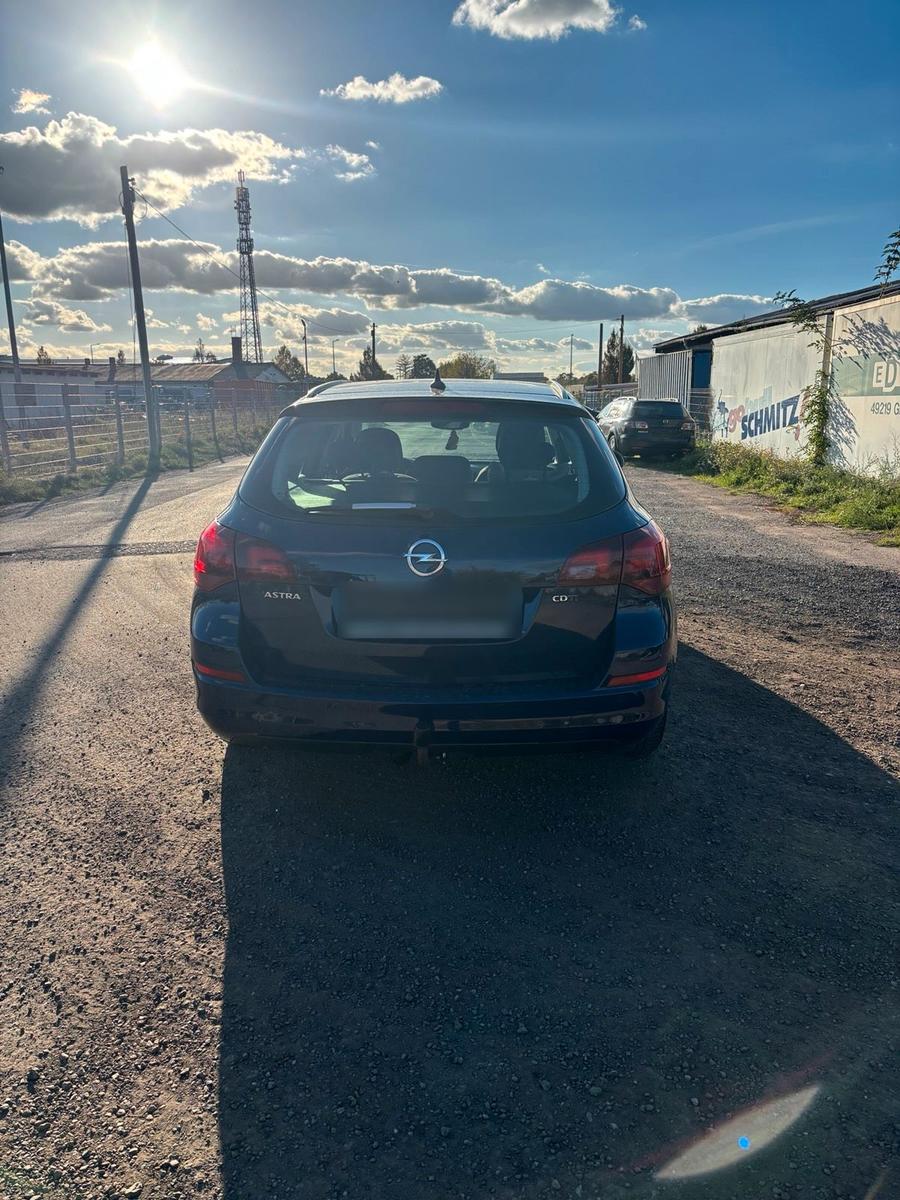 Opel Astra 2011 — photo 6