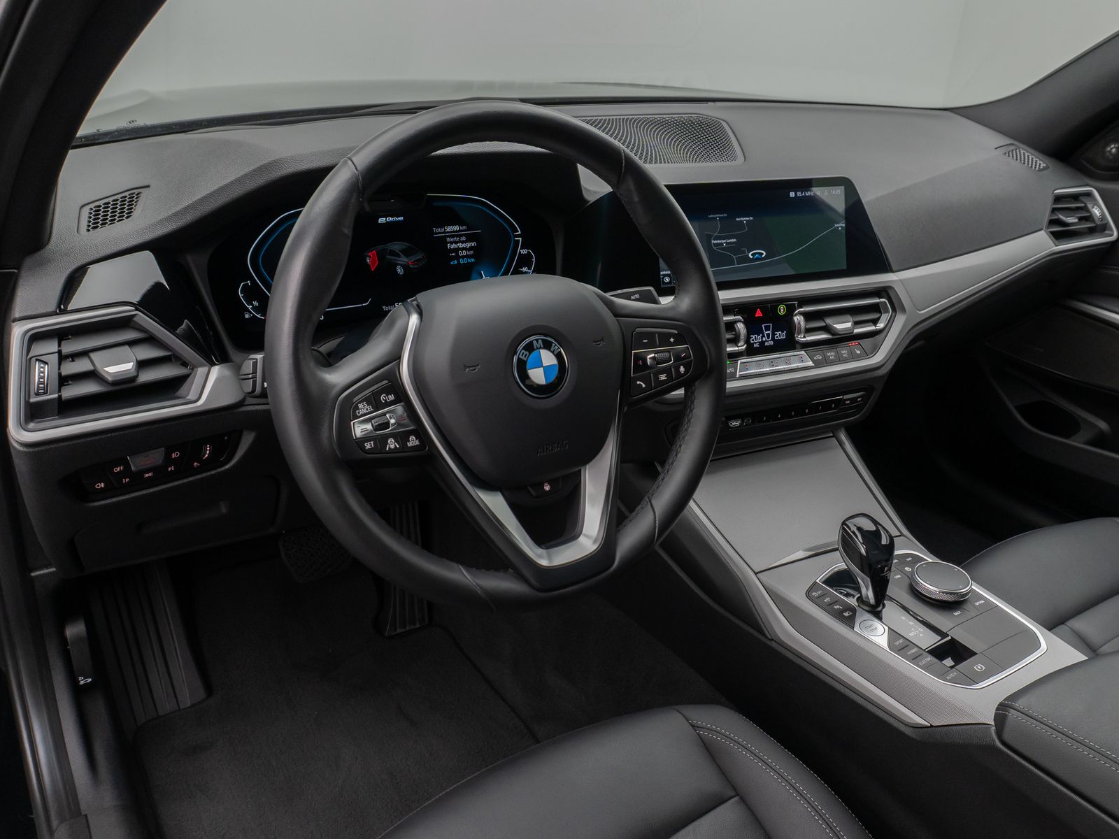 Fahrzeugabbildung BMW 330e Laser 360°HUD DAB H/K Lenkrhzg ACC Komfort
