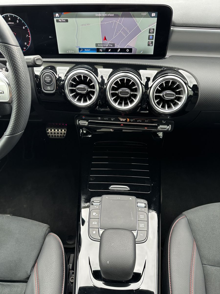 Fahrzeugabbildung Mercedes-Benz A 180 AMG-Line NAV+LED+PANORAMA+SHZ+NIGHT+19ZOLL