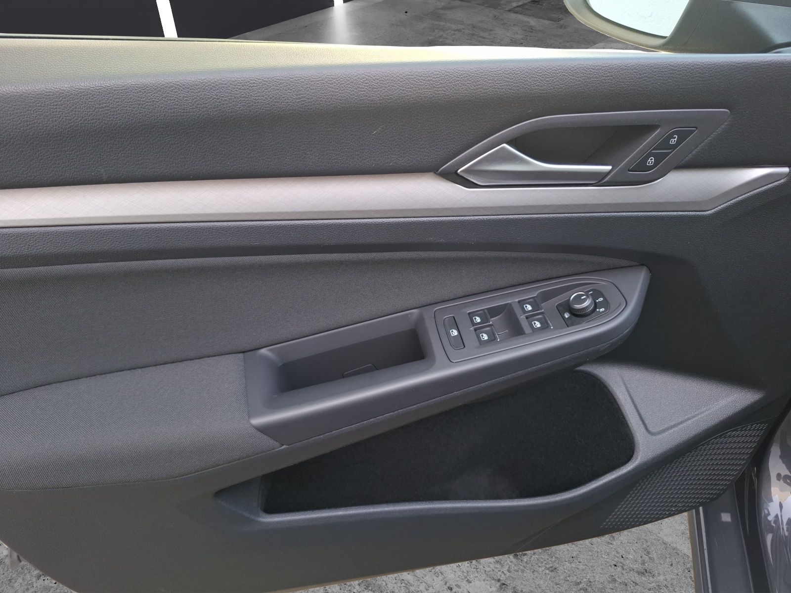 Fahrzeugabbildung Volkswagen Golf VIII Variant eTSI Life DSG LED AHK Navi AID