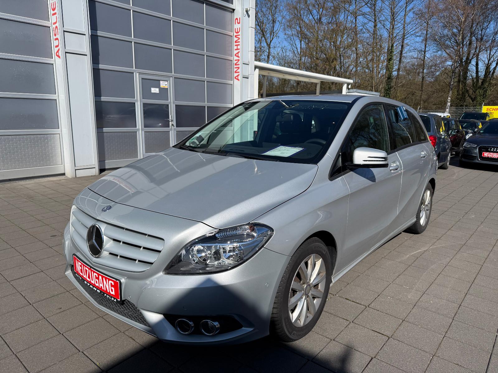 Mercedes-Benz B 180*1.HAND+SCHECKHEFT+ALLWETTER+AHK+KAMERA*