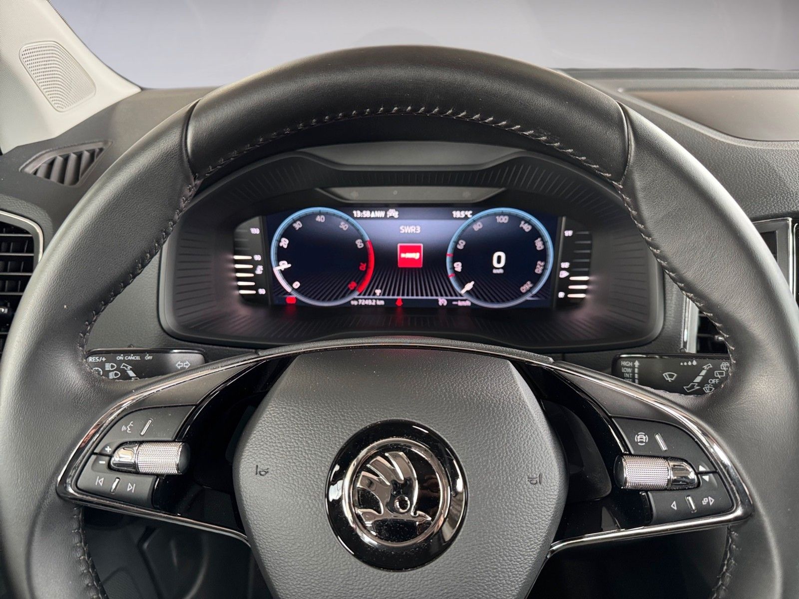 Fahrzeugabbildung SKODA Karoq Ambition 1.0 TSI