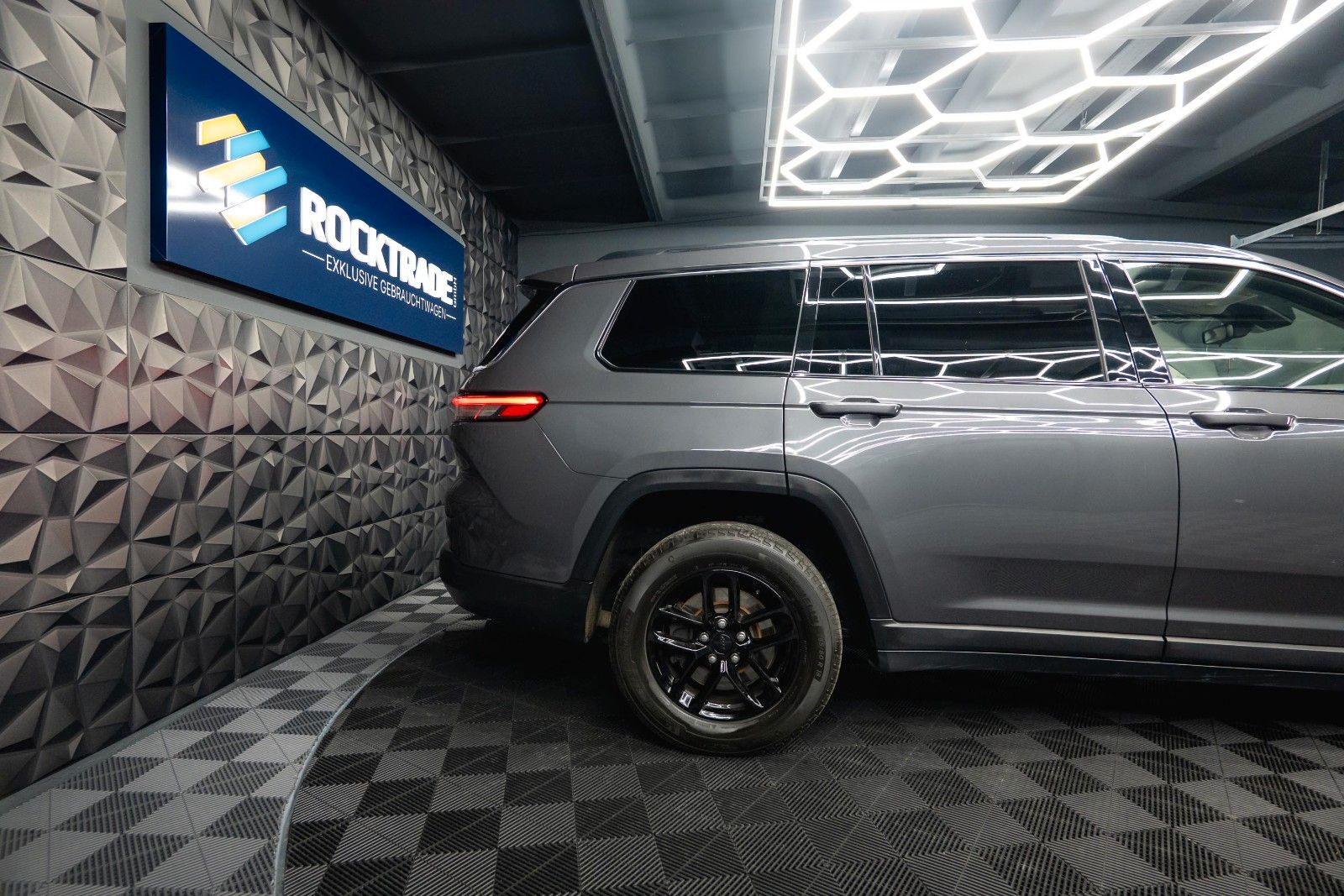 Fahrzeugabbildung Jeep Grand Cherokee 3.6 4x4 LAREDO L ACC Kamera 19%