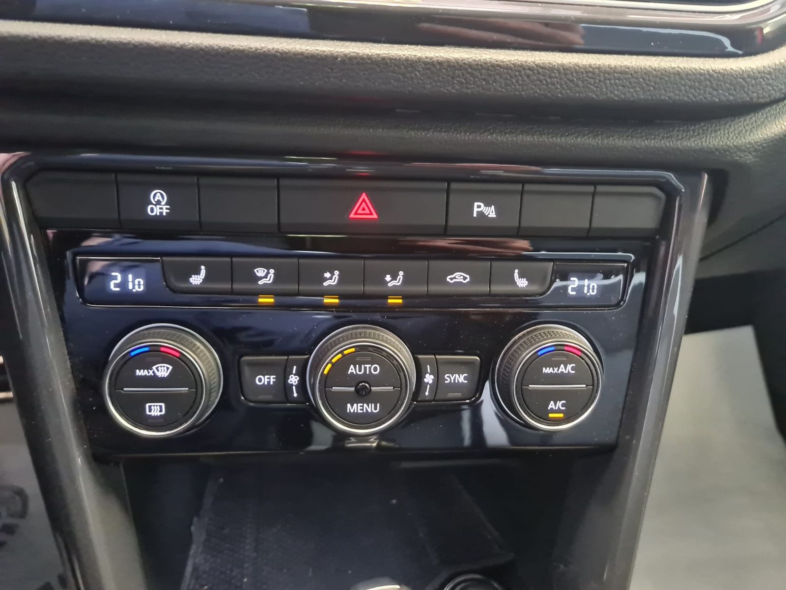 Fahrzeugabbildung Volkswagen T-Roc Sport 4Motion / NAVI / LED / KAMERA