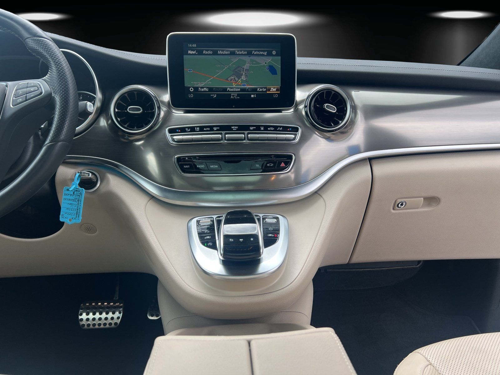 Fahrzeugabbildung Mercedes-Benz V300d L EXCLUSIVE Edition AMG Standhz AHK DISTRO