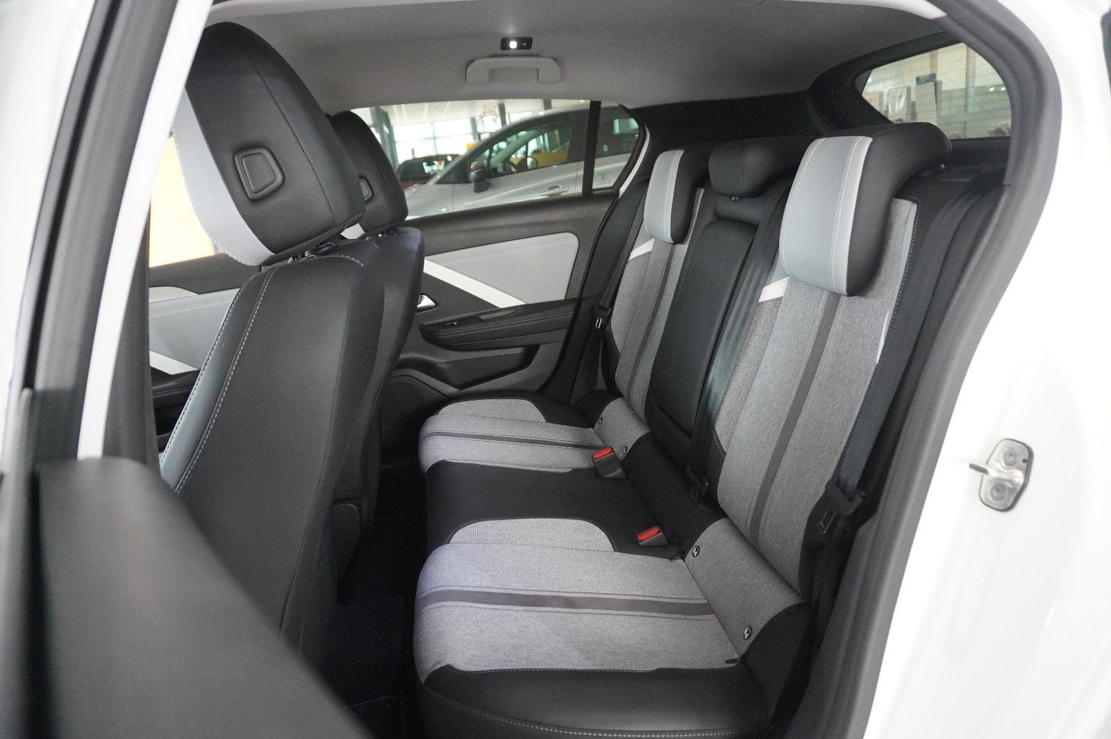 Fahrzeugabbildung Opel Astra L Lim. 1.6 HYBRID ELEGANCE NAVI/LED/KAMERA