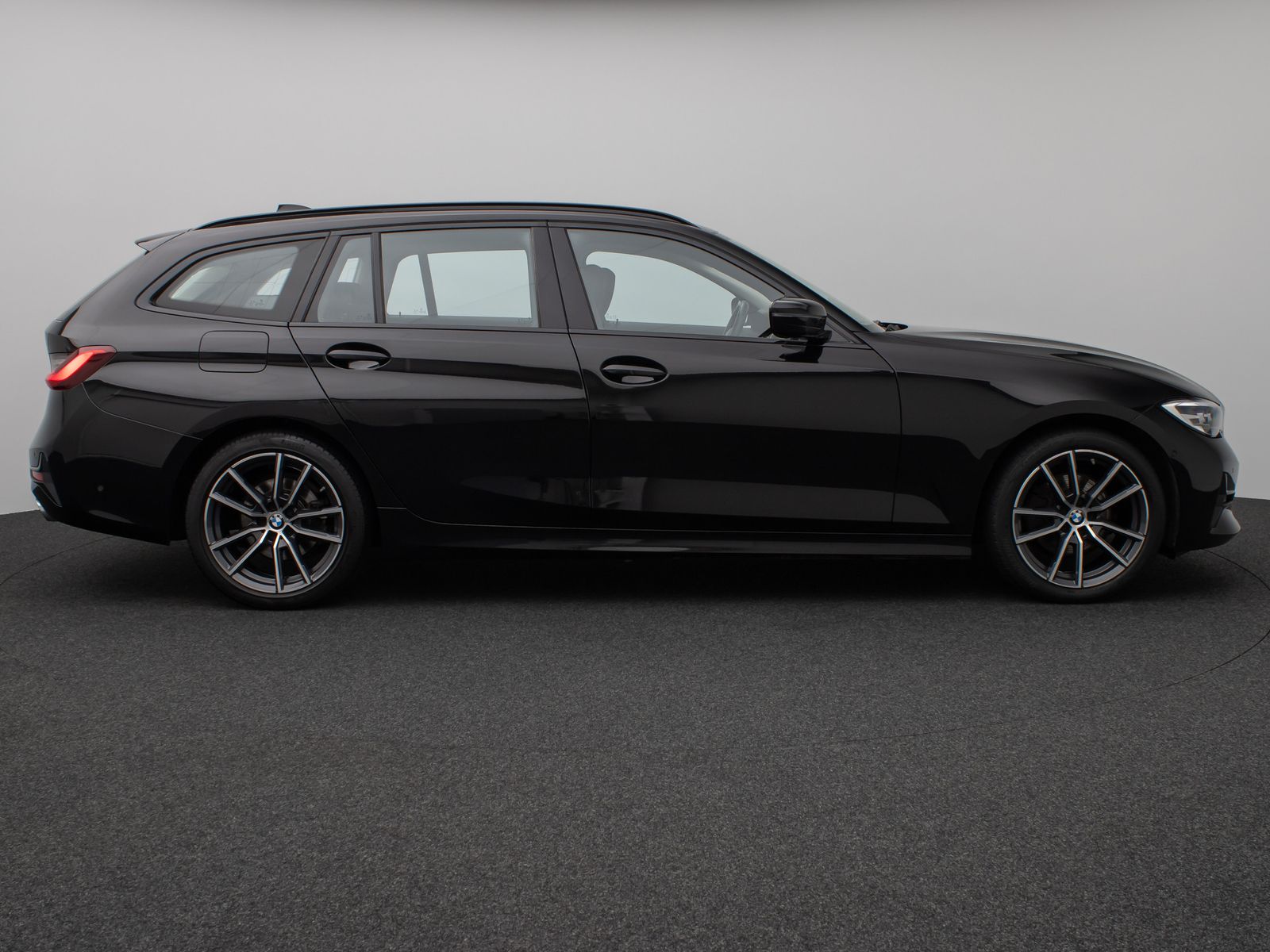Fahrzeugabbildung BMW 320d  Sport Line Panorama HUD DAB Lordos LED PDC