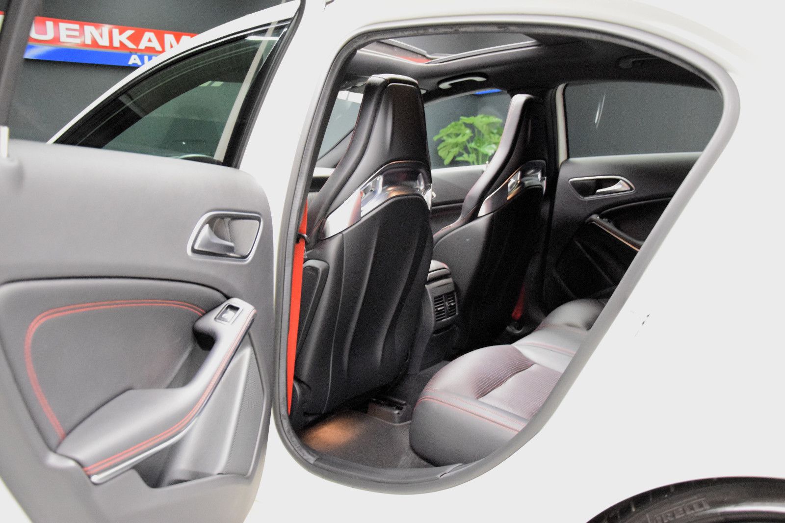 Fahrzeugabbildung Mercedes-Benz A45 AMG EDITION ONE AERO PERFORM PANO DRIVERS
