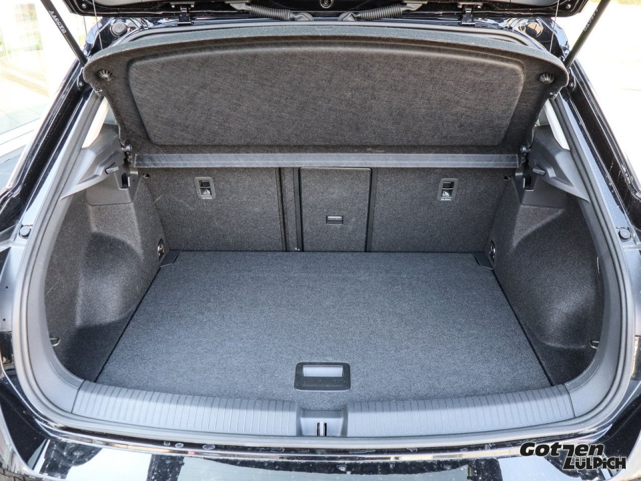 Fahrzeugabbildung Volkswagen T-Roc Style 1.5 TSI DSG Navi AHK LED PDC Klima