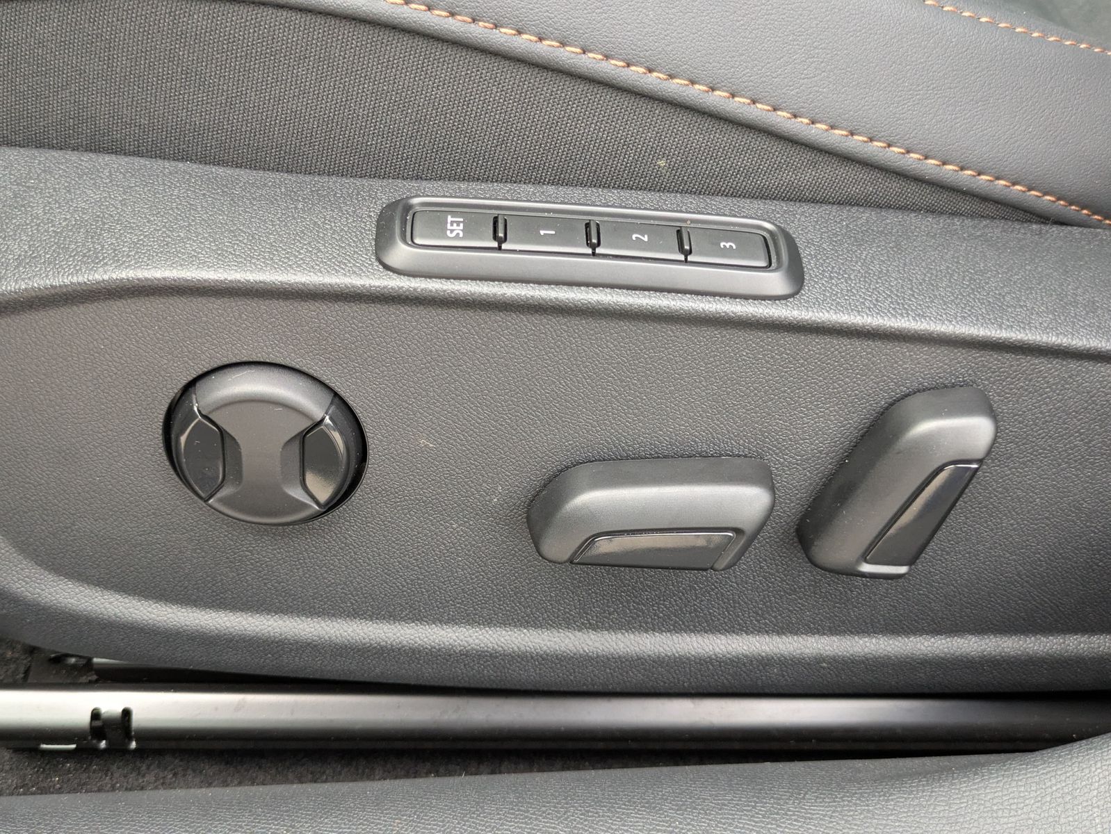 Fahrzeugabbildung CUPRA Leon 1.5 eTSI MATRIX*PANO*ALCAN.*AHK*SENN*Drive2