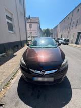 Opel Astra J - Opel Astra aus 2012 mit Diesel-Antrieb: Limousine