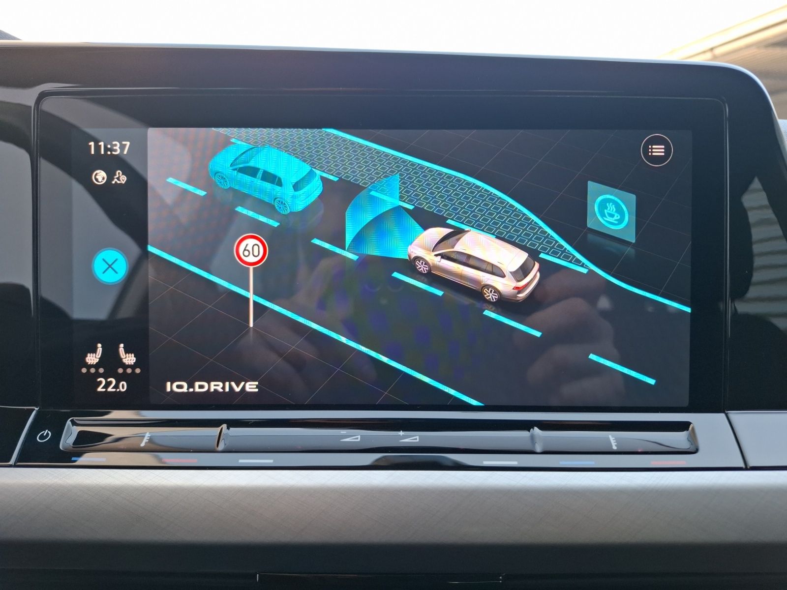 Fahrzeugabbildung Volkswagen Golf VIII Variant eTSI Life DSG LED AHK Navi AID