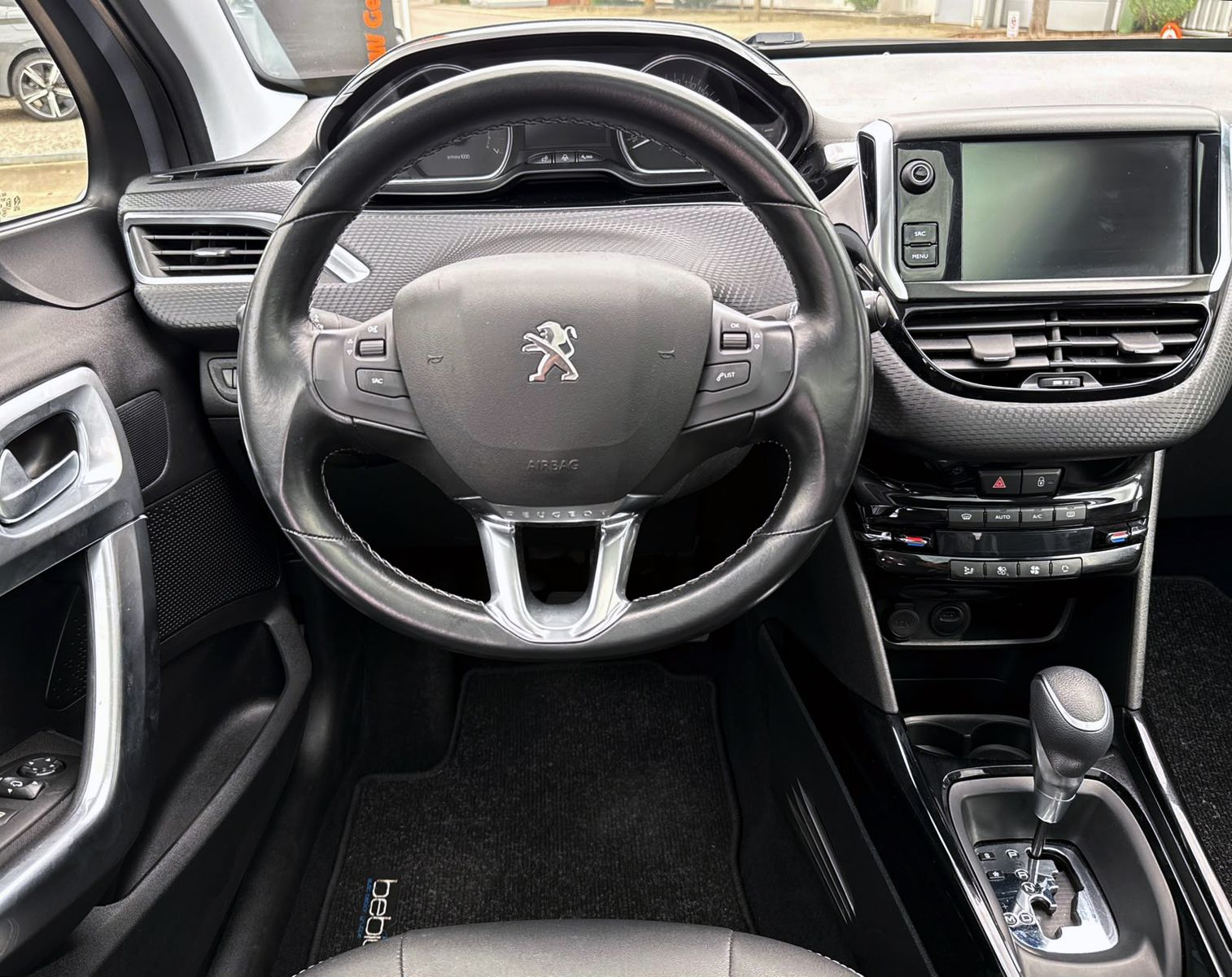 Fahrzeugabbildung Peugeot 2008 Allure 1.2 Auto. KAM PDC SHZ PANO NAV TEMP
