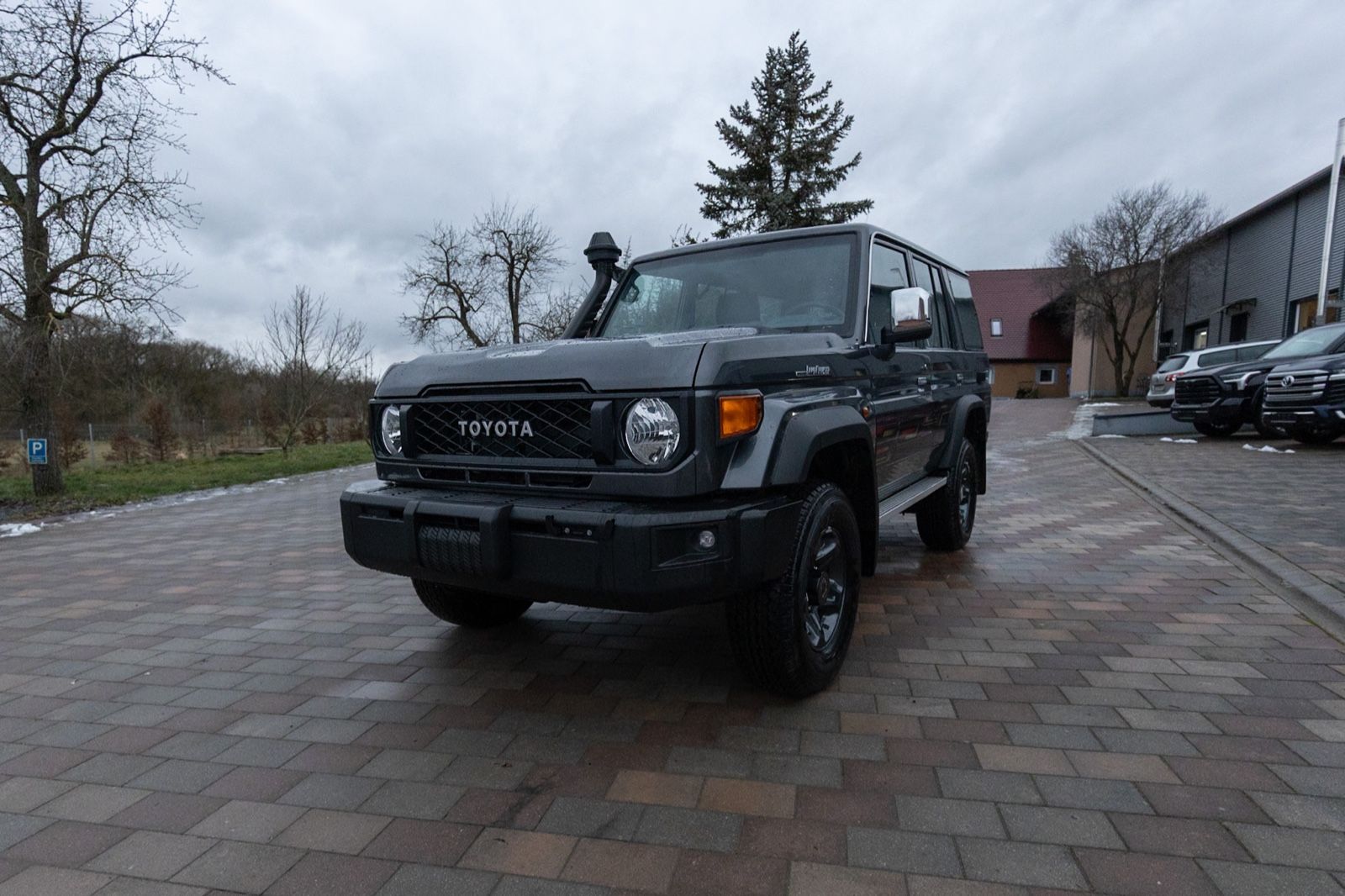 Toyota Land Cruiser GRJ 76 VX LIM Facelift 2025 imagem 2
