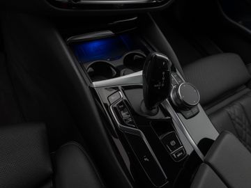 Fahrzeugabbildung BMW 520d xDr Tour AHK HUD HIFI ACC Komfortzug.