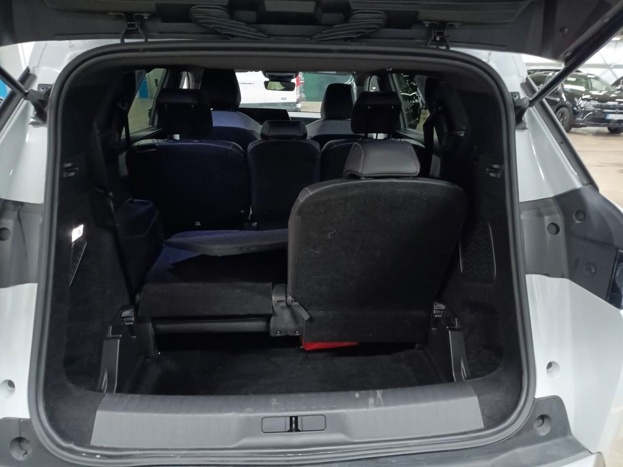 Fahrzeugabbildung Peugeot 5008 Hybrid 145 ALLURE DSC 7-SITZ NAVI/LED/360°