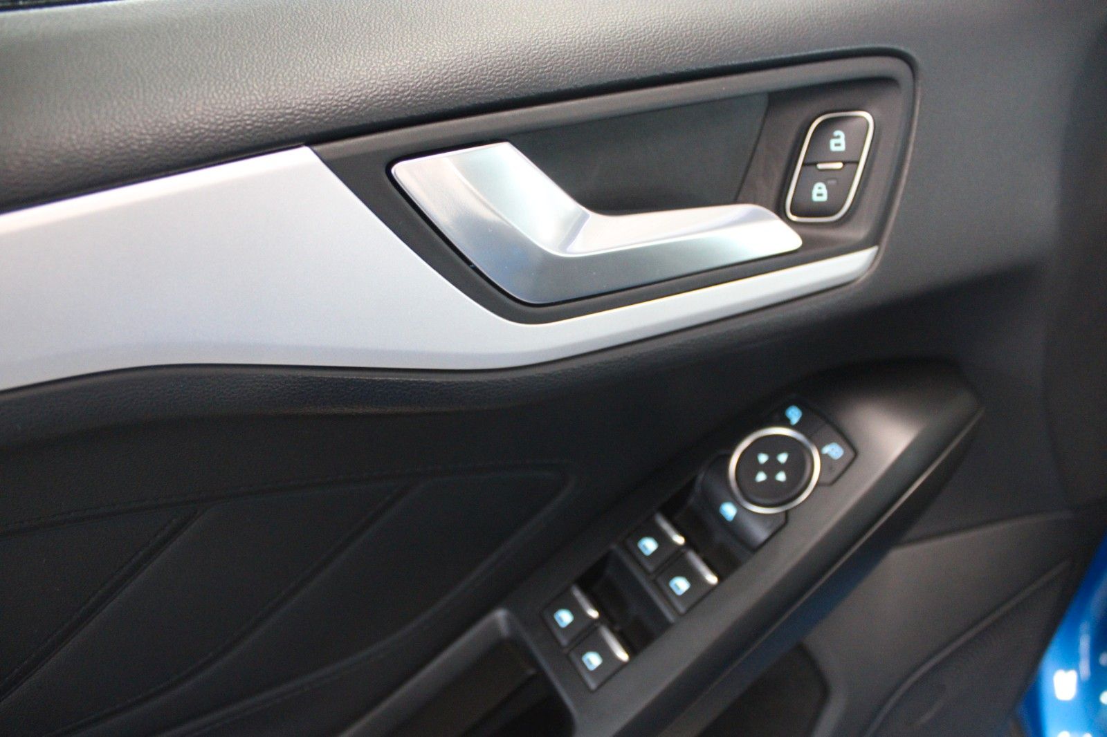 Fahrzeugabbildung Ford Focus Cool & Connect LED NAVI CAM PDC WinterPak.