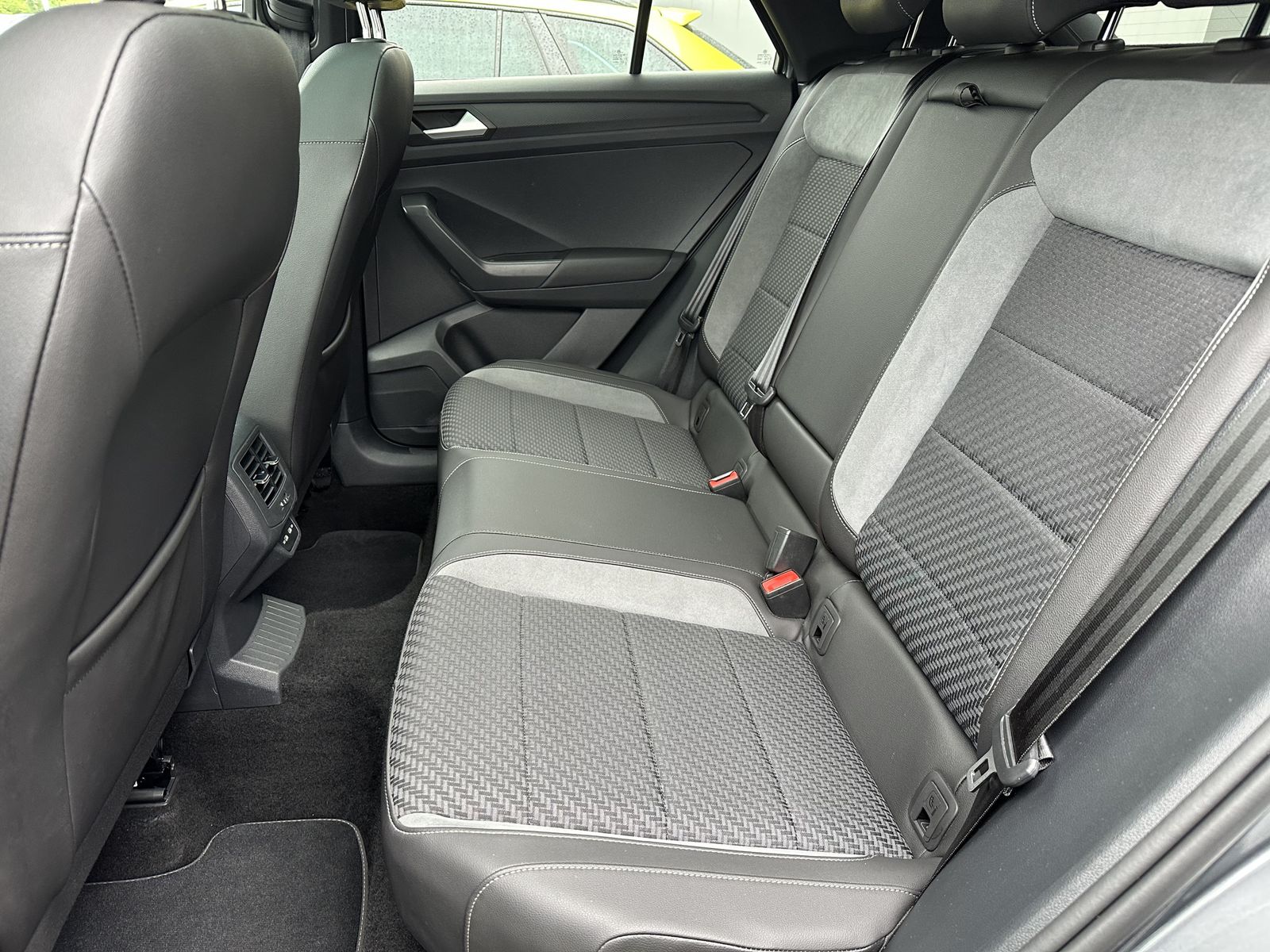 Fahrzeugabbildung Volkswagen T-Roc 1.5 TSI DSG R-Line NAV+LED+ACC+KAMERA+PANO