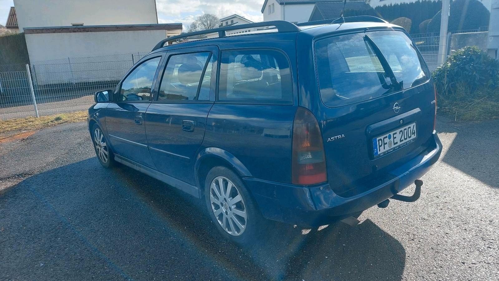 Opel Astra 2004 — rear view