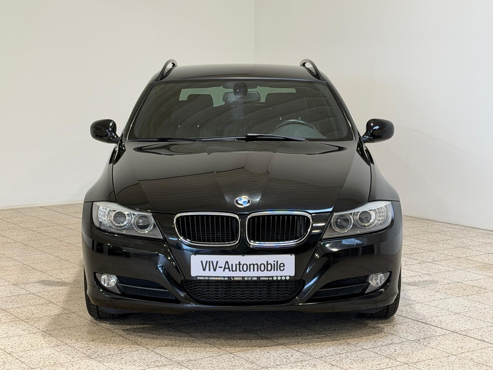 BMW 320 2009 — rear view