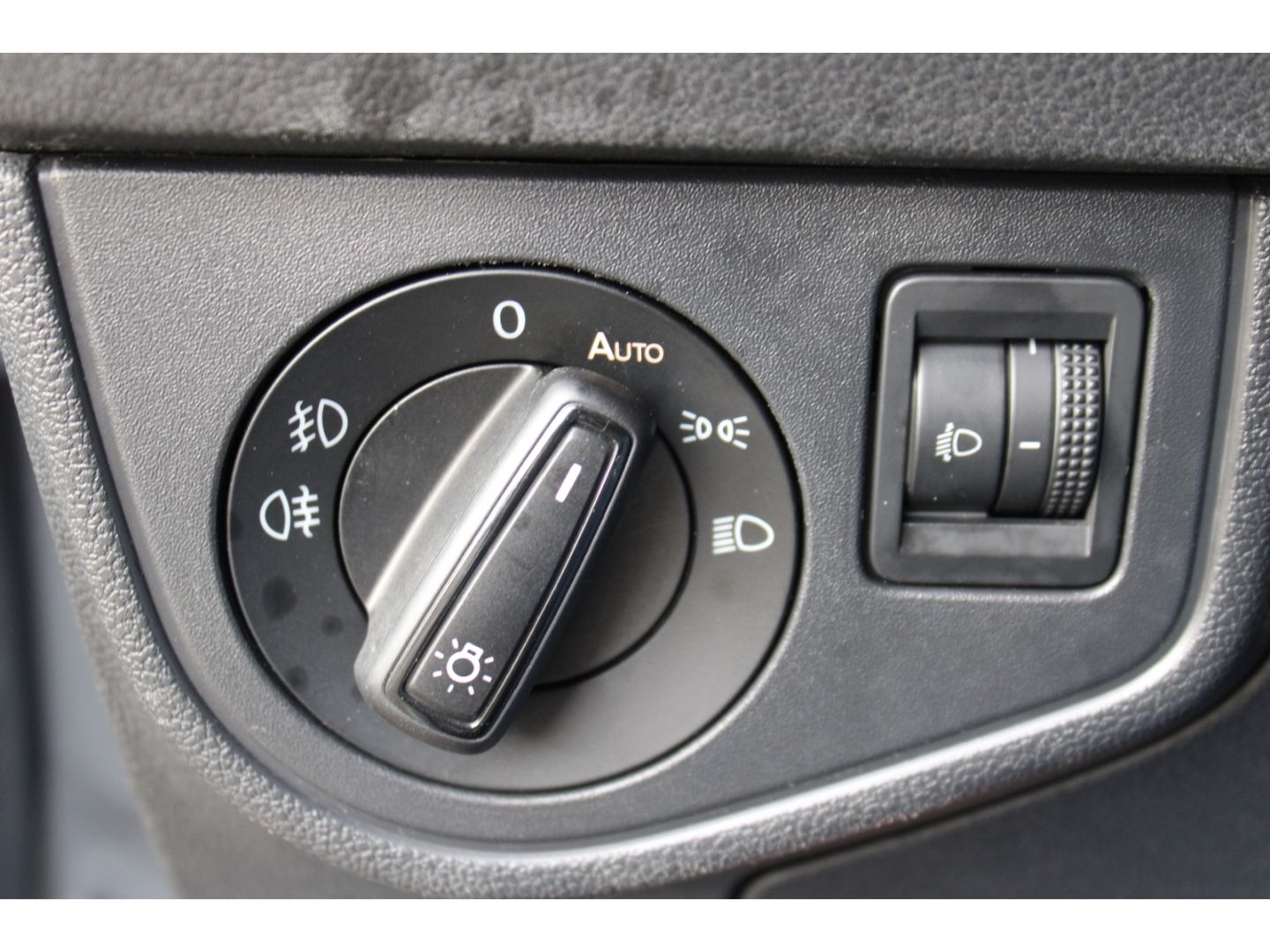 Fahrzeugabbildung Volkswagen Polo VI Comfortline Navi TWA GRA PDC Radio/CD 8