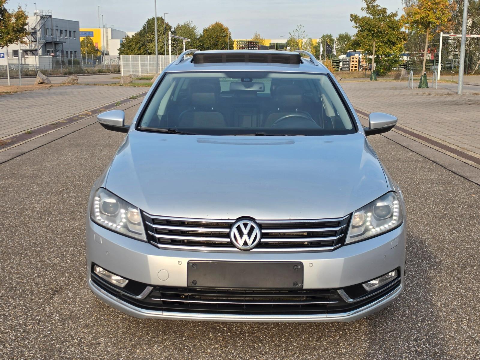 Volkswagen Passat 2012 — rear view