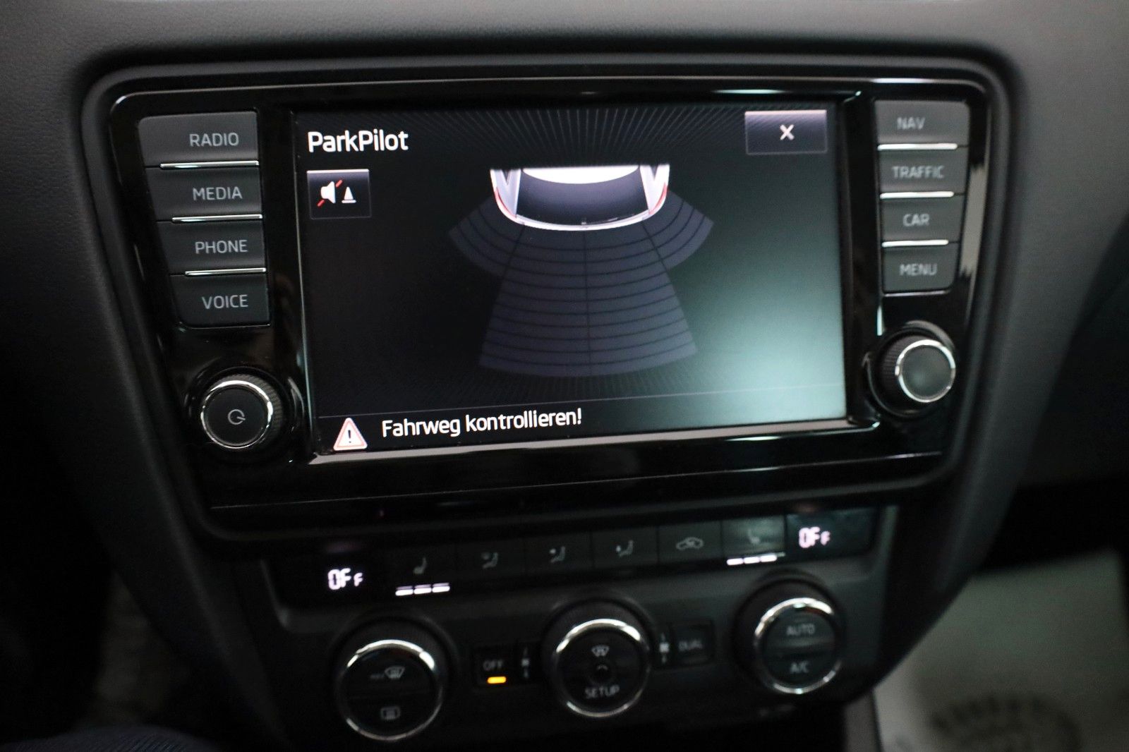 Fahrzeugabbildung SKODA Octavia Combi Elegance,T.Leder,Navi,Xenon,Alu+WR