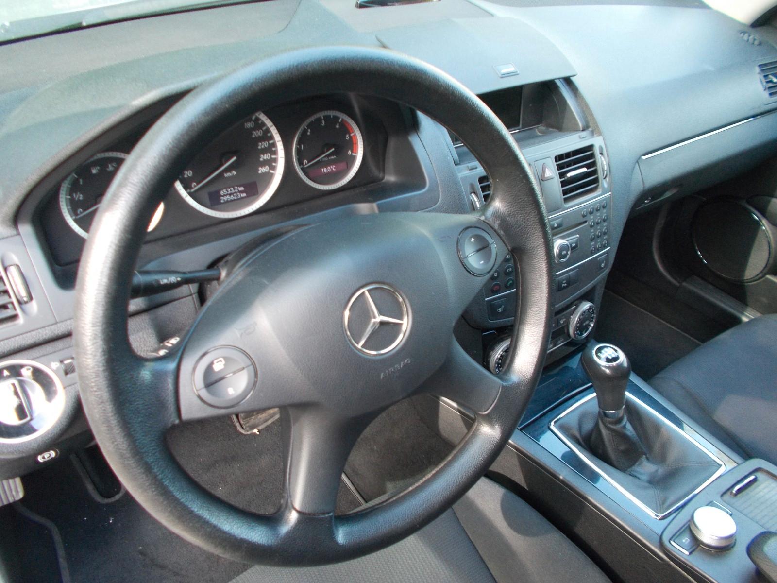 Mercedes-Benz C200 2011 — photo 8