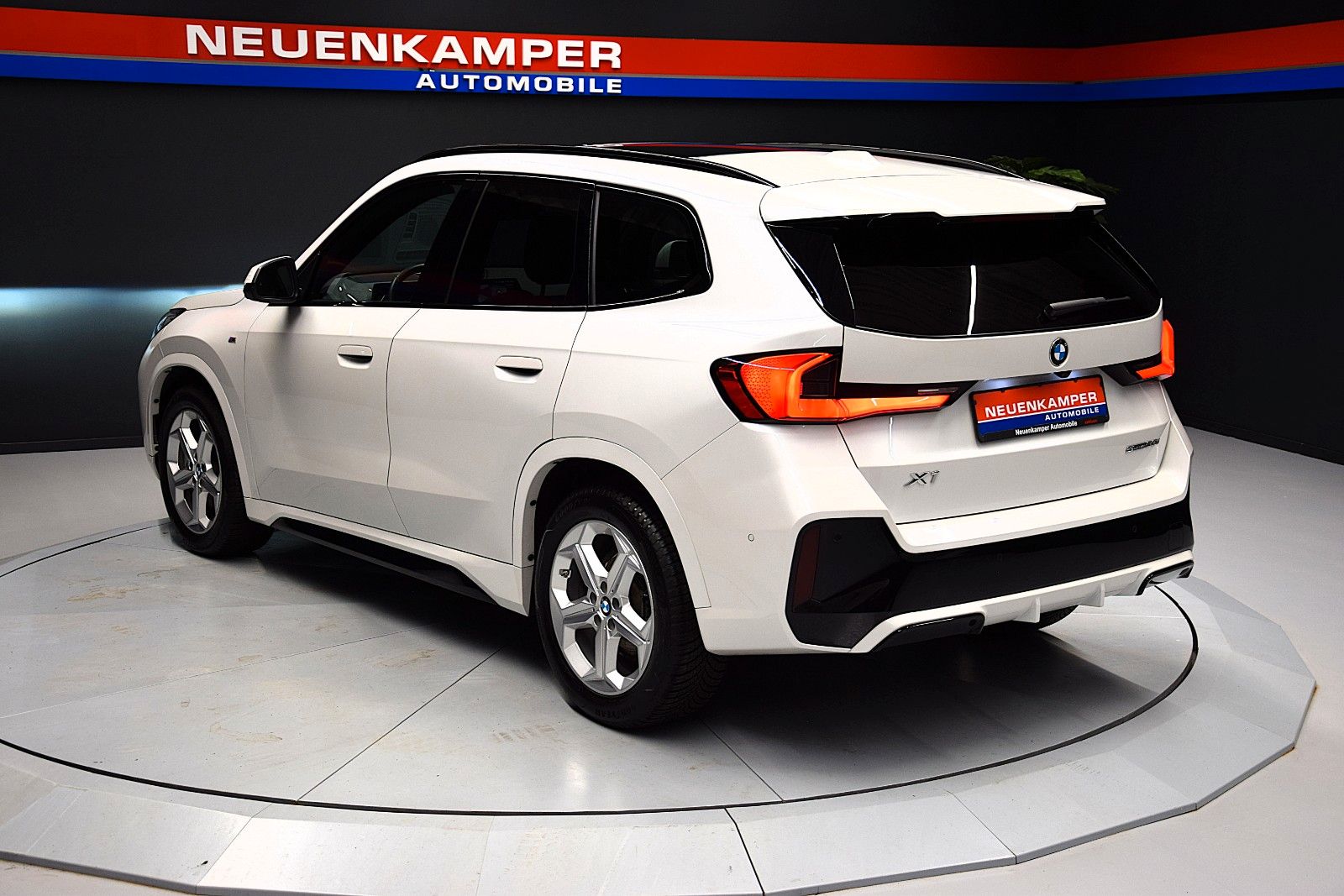 Fahrzeugabbildung BMW X1 sDrive 20 i M Sport Pano ACC HuD Memory H&k
