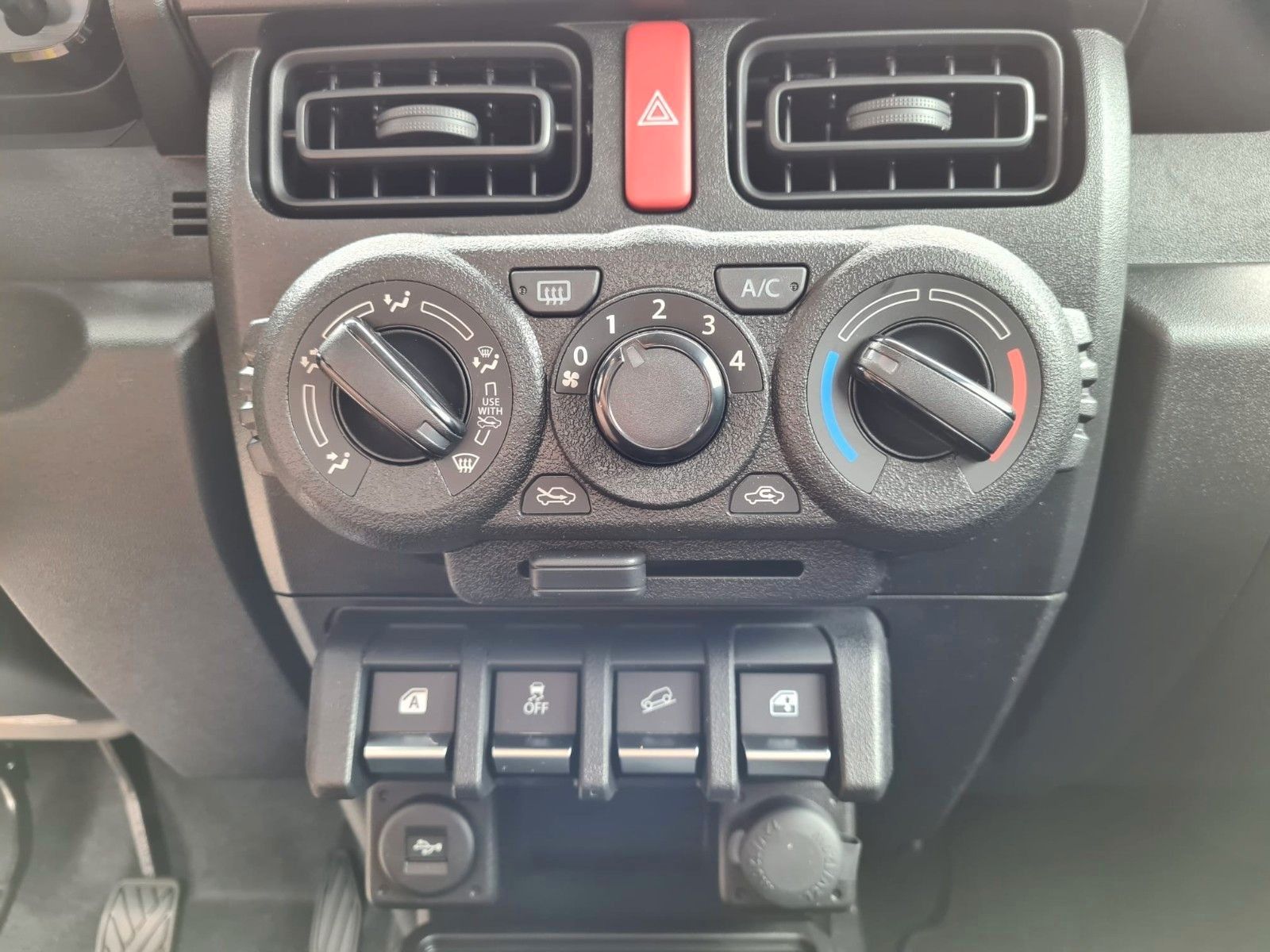 Fahrzeugabbildung Suzuki Jimny 1.5 4WD Allgrip KLIMA+SHZ+TEMPOM.+AHK