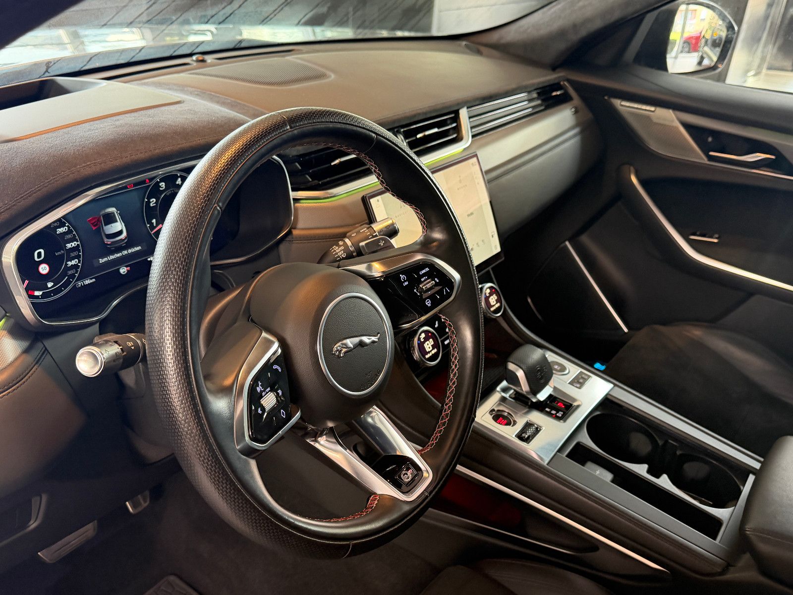 Fahrzeugabbildung Jaguar F-PACE SVR /PANO/MERIDIAN/360°KAM/HUD/AMBIENTE