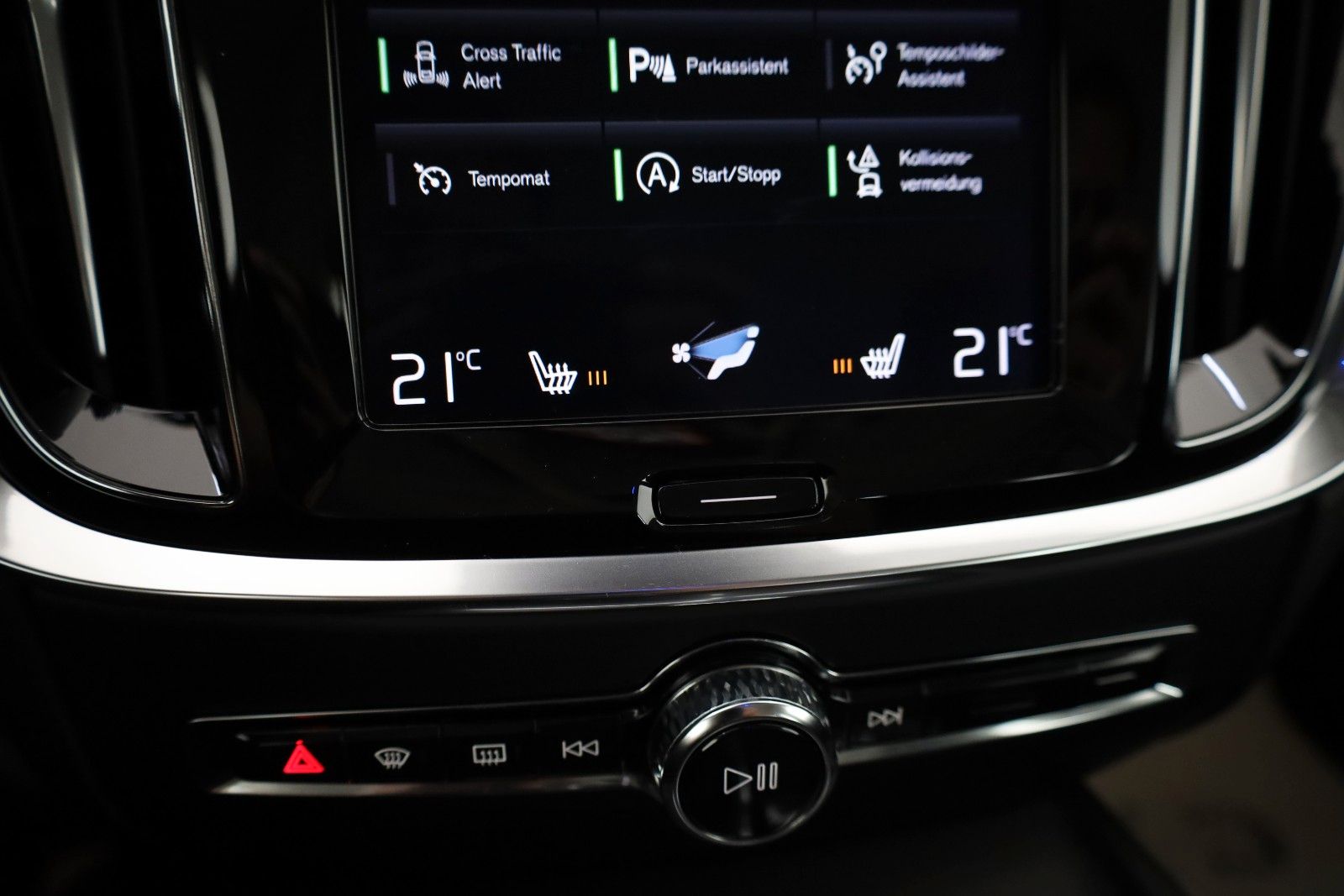Fahrzeugabbildung Volvo V60 Momentum, T.Leder,Navi,LED,SH,PDC,AHK