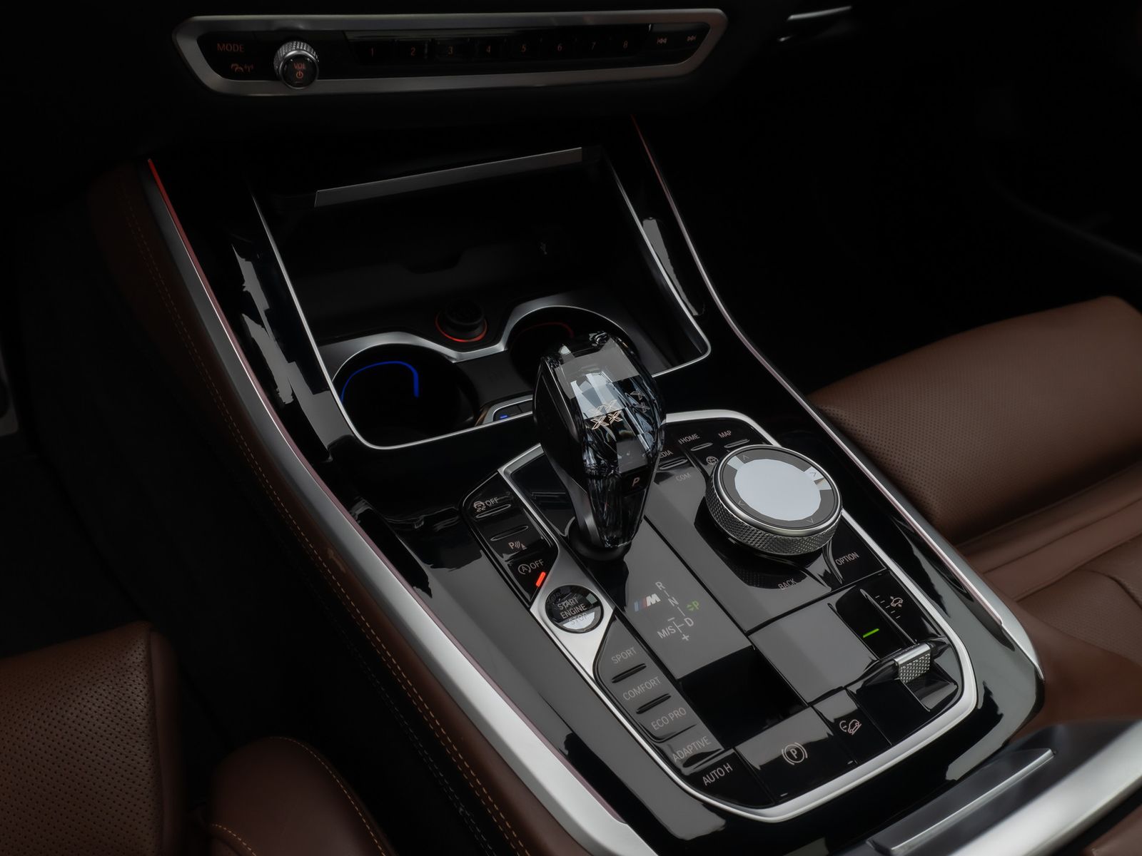Fahrzeugabbildung BMW X5 M50i Panorama Laser HUD DAB B&W SoftClos Voll