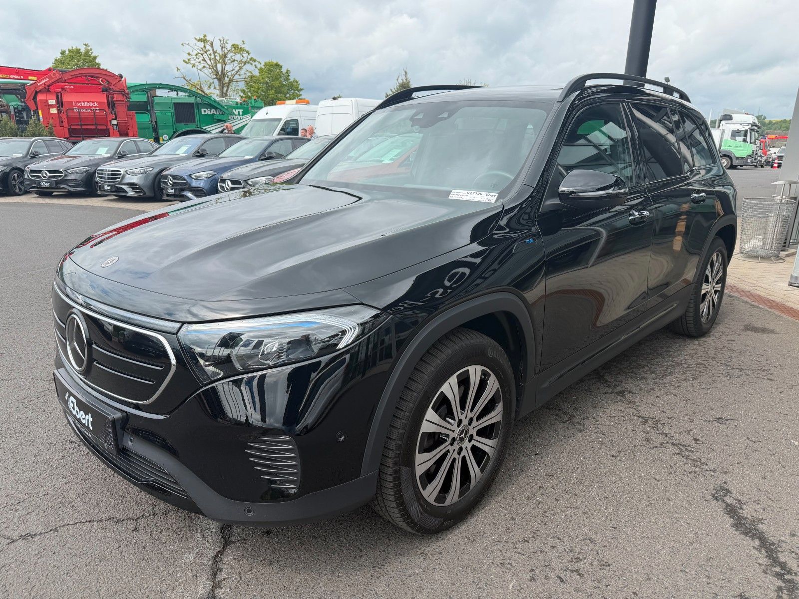 Fahrzeugabbildung Mercedes-Benz EQB 350 4M Progressive+Distr+Ambiente+RFK+MBUX
