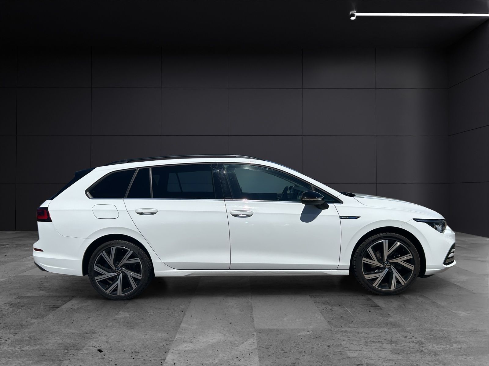 Fahrzeugabbildung Volkswagen Golf VIII Variant eTSI  Style DSG Matrix AHK Nav
