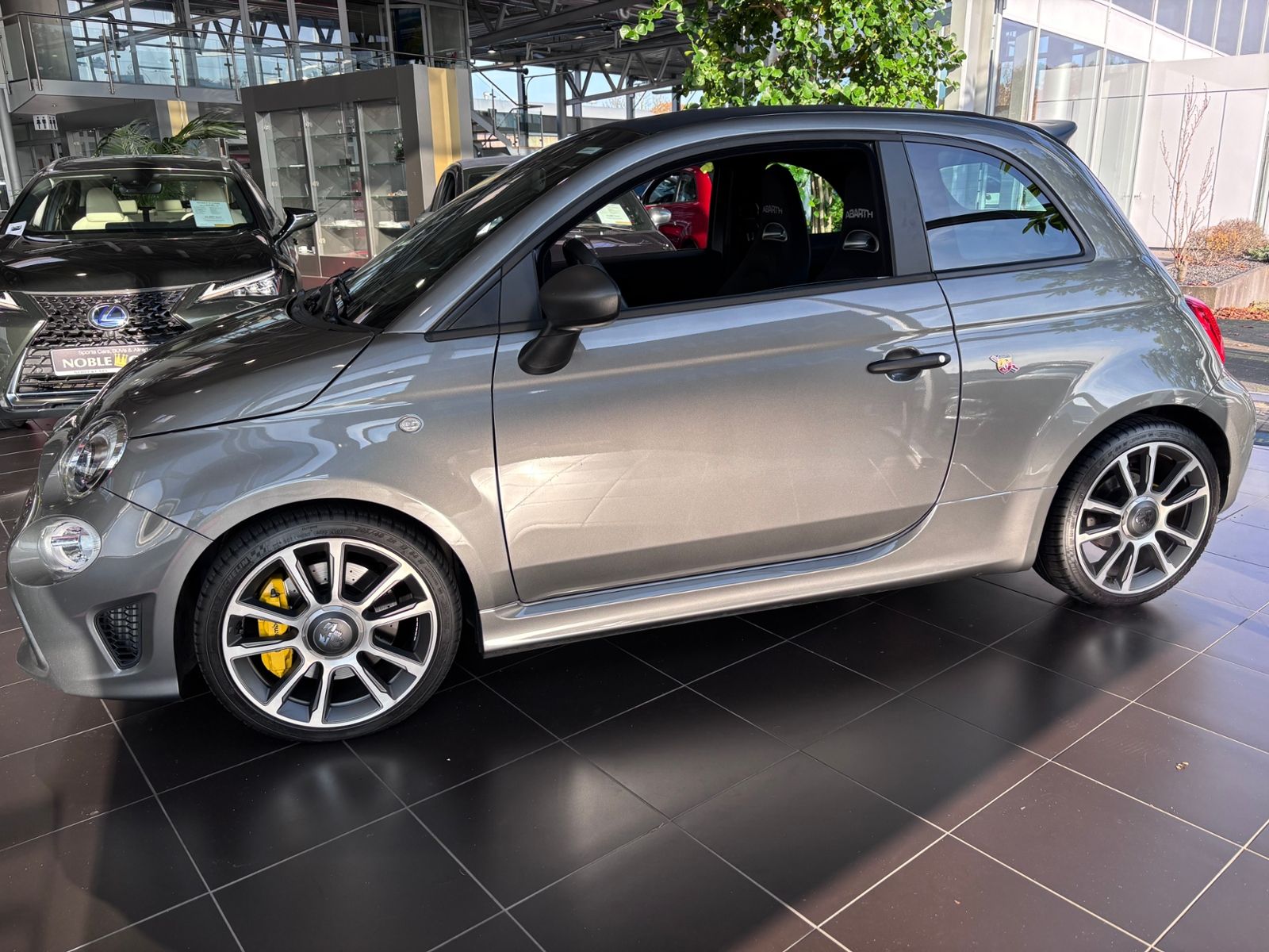 Fahrzeugabbildung Abarth 695C Automatik KLIMA NAV BEATS LEDER SHZ