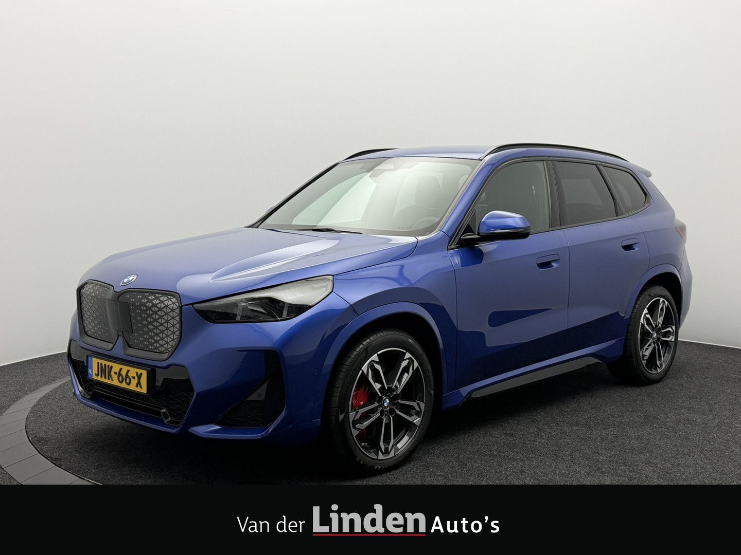 BMW iX1 eDrive20 67 kWh M-Sport ProShadow Line SOH 9