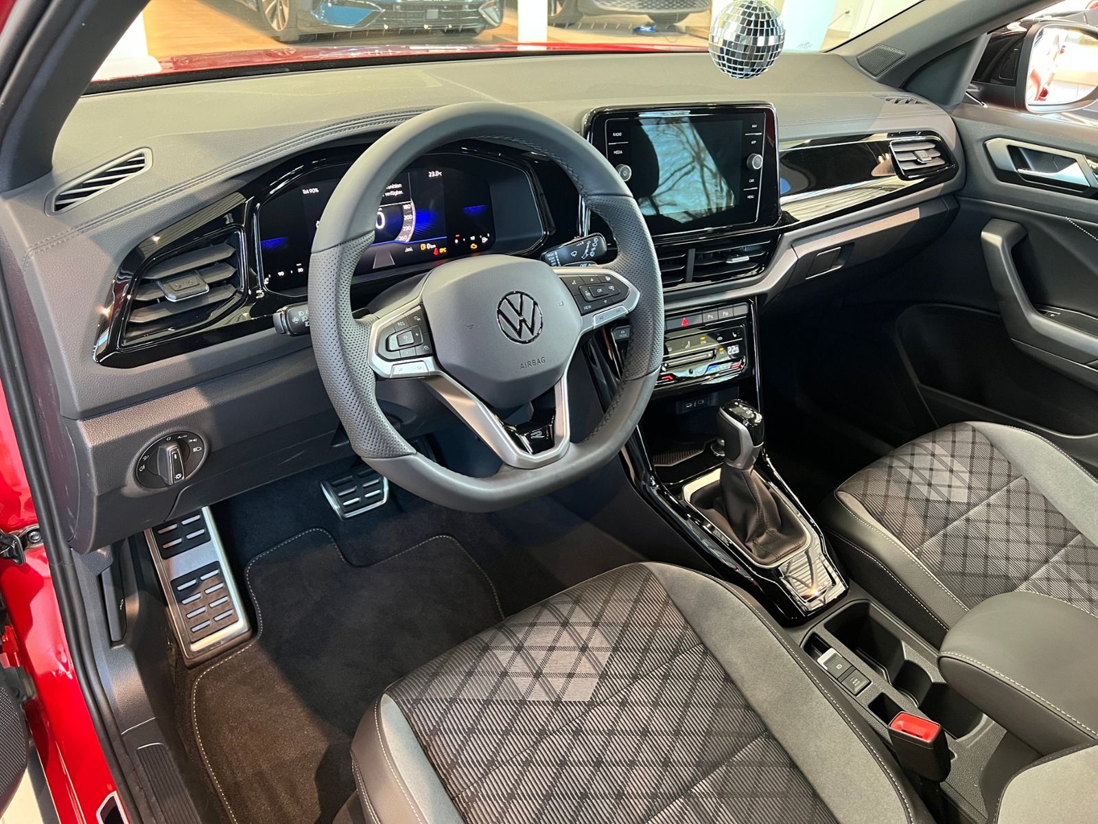 Fahrzeugabbildung Volkswagen T-Roc R-Line 1.5 TSI DSG *AHK, Navi, Black Style