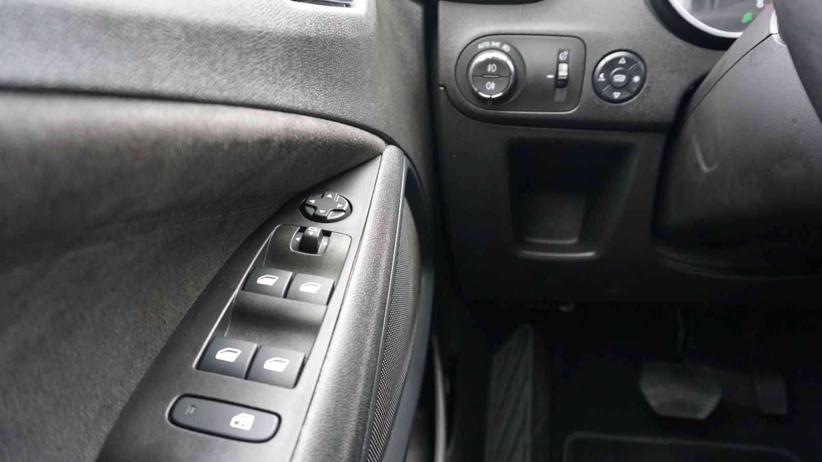Fahrzeugabbildung Opel Crossland (X) Ultimate, Head Up, Navi, Leder