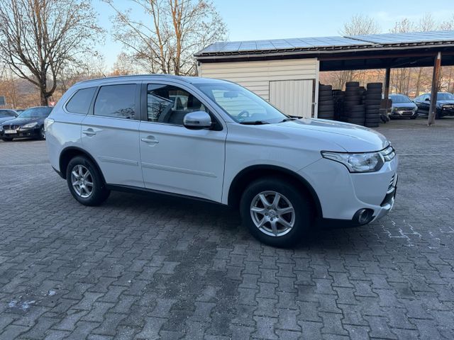 Mitsubishi Outlander Diamant Edition 4WD Navi 8fach bereift