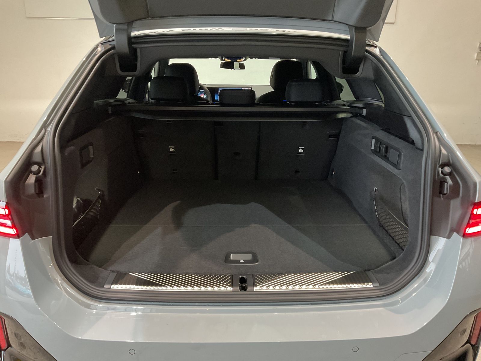 Fahrzeugabbildung BMW i5 eDrive40 20" LMR, AHK, Allrad M Sportpaket