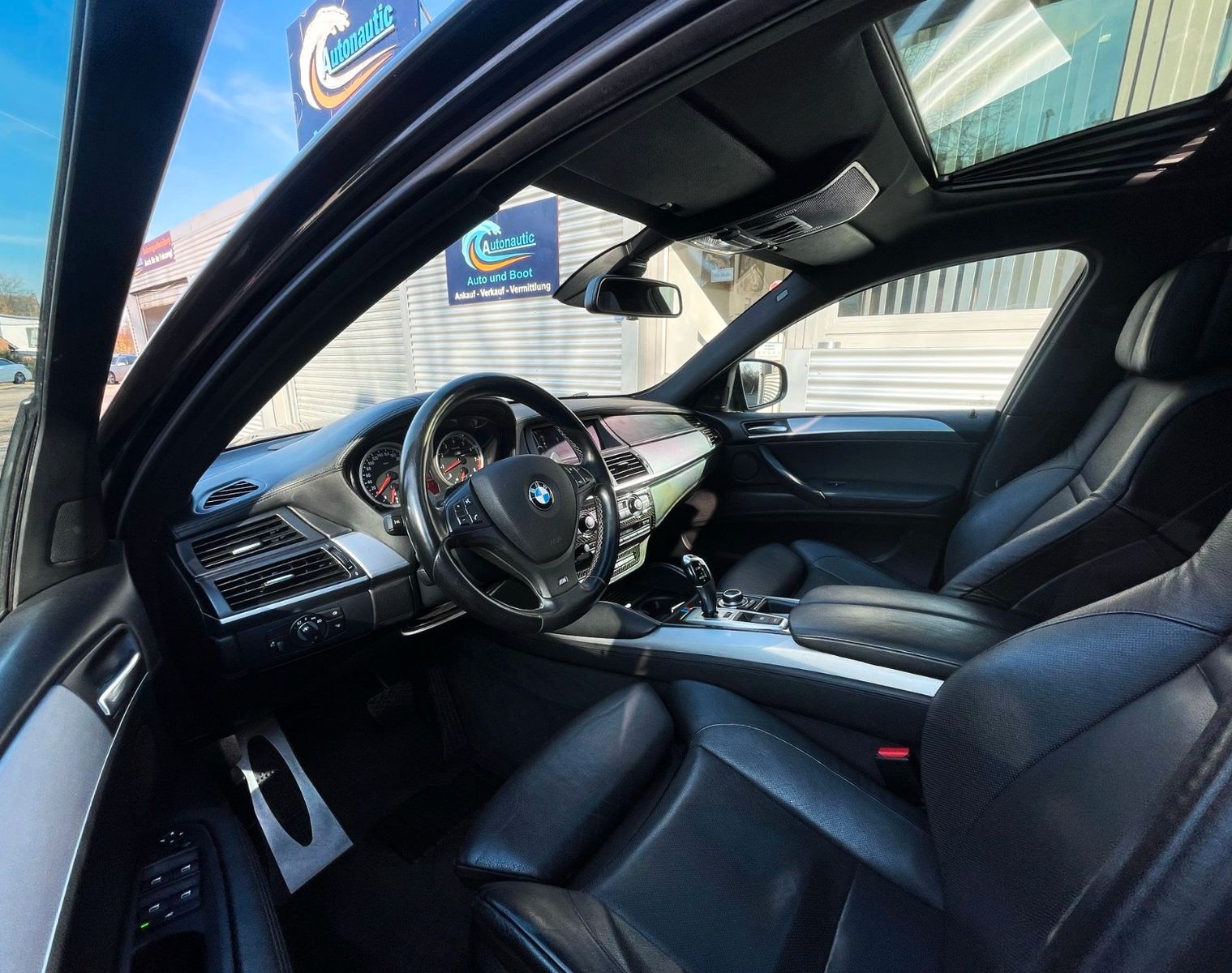 Fahrzeugabbildung BMW X6 M LEDER HUD 360° SOFT-CL NAVI-PRO ALU 22" LED