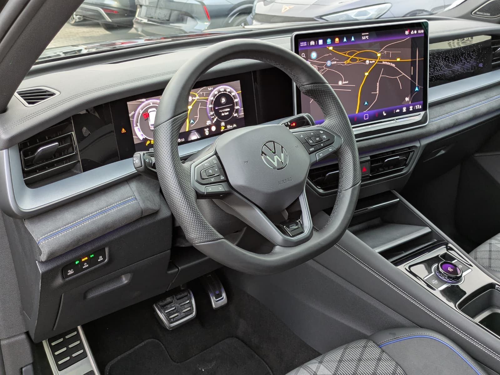 Fahrzeugabbildung Volkswagen Tayron 2.0 TDI 4M R-Line BLACK*7Si*MATRIX*PANO