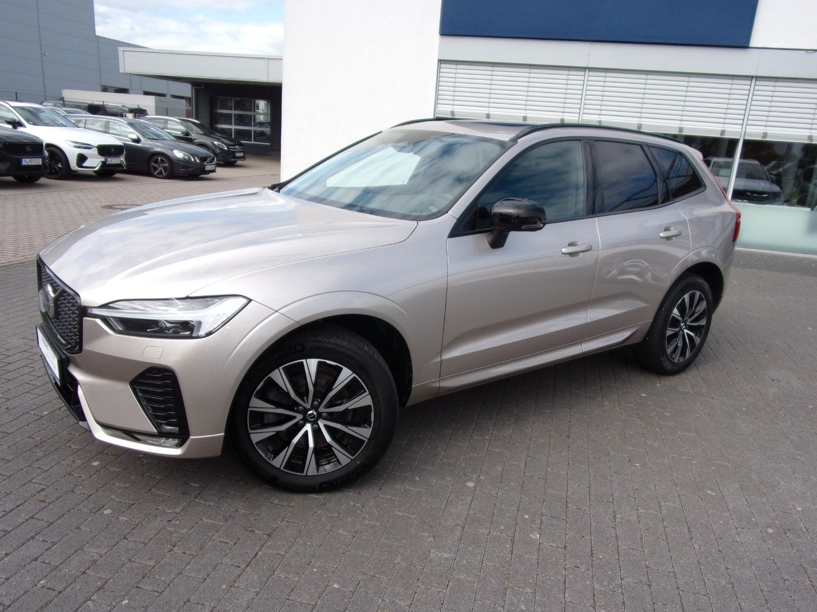 Volvo XC60 B4 Plus Dark 2WD foto 2