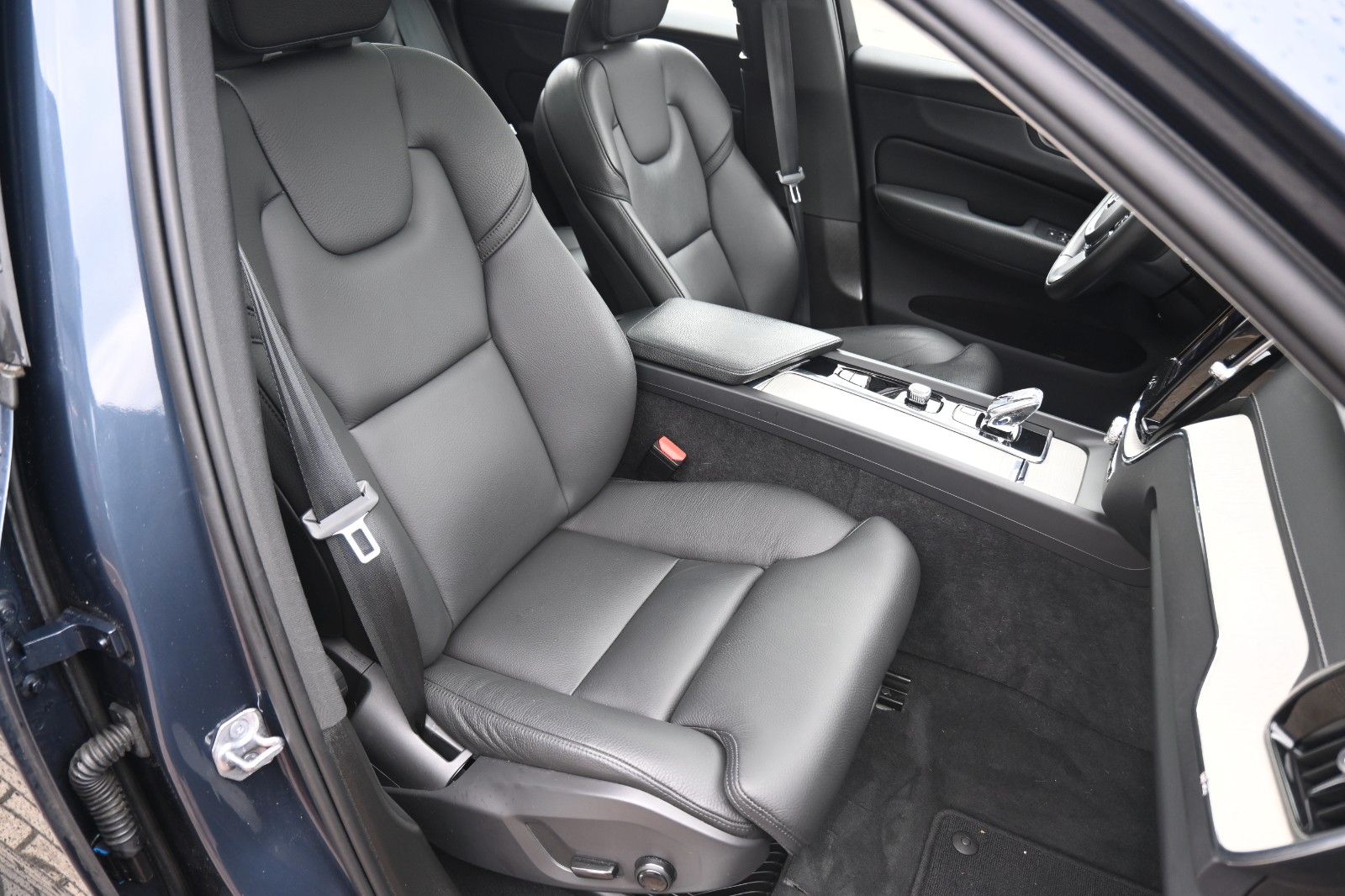 Fahrzeugabbildung Volvo XC60 T8 Inscription PHEV AWD*H&K*STHZG*PANO*