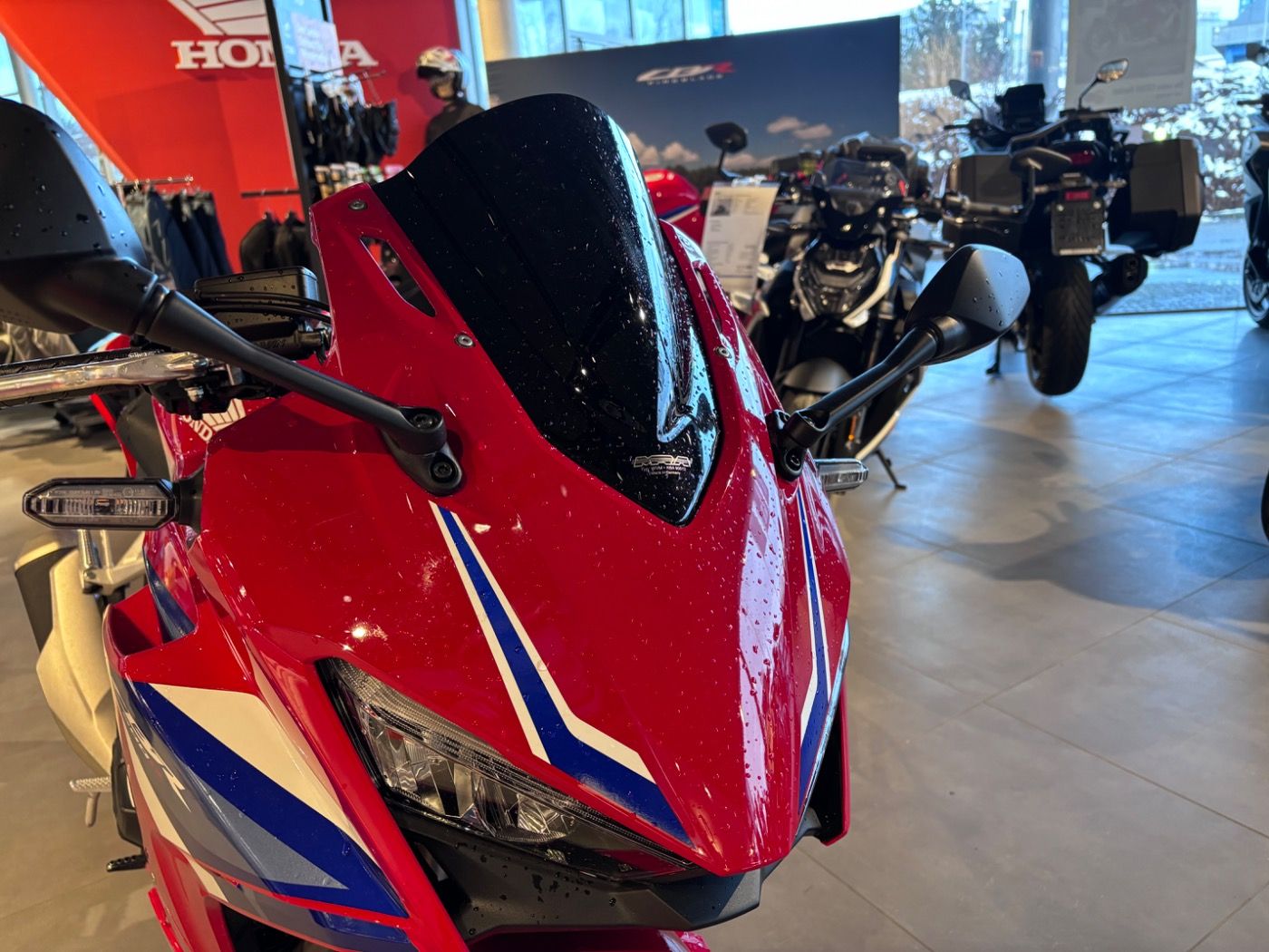 Fahrzeugabbildung Honda CBR 500 R 2025, Windschild schwarz, Tankpad,