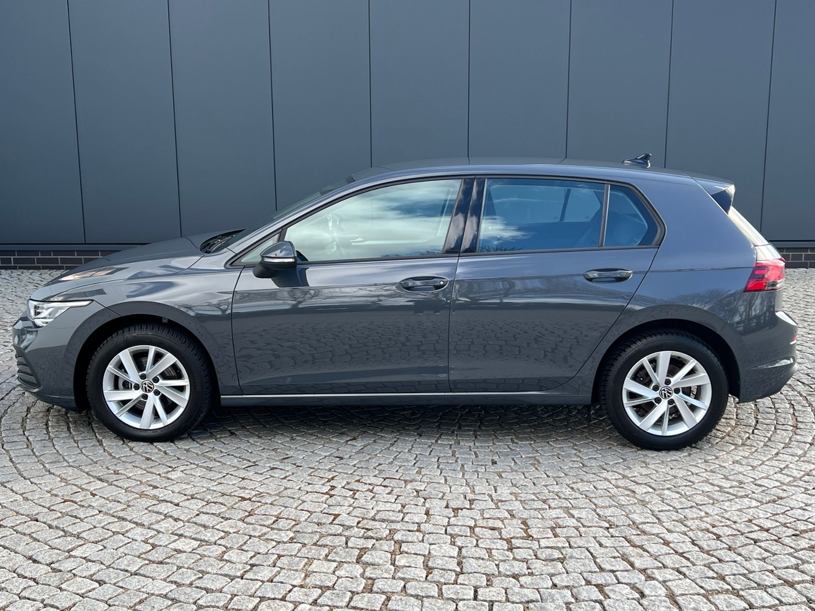 Fahrzeugabbildung Volkswagen Golf VIII 1.5 eTSI Life *AHK, Navi, AppConnect,