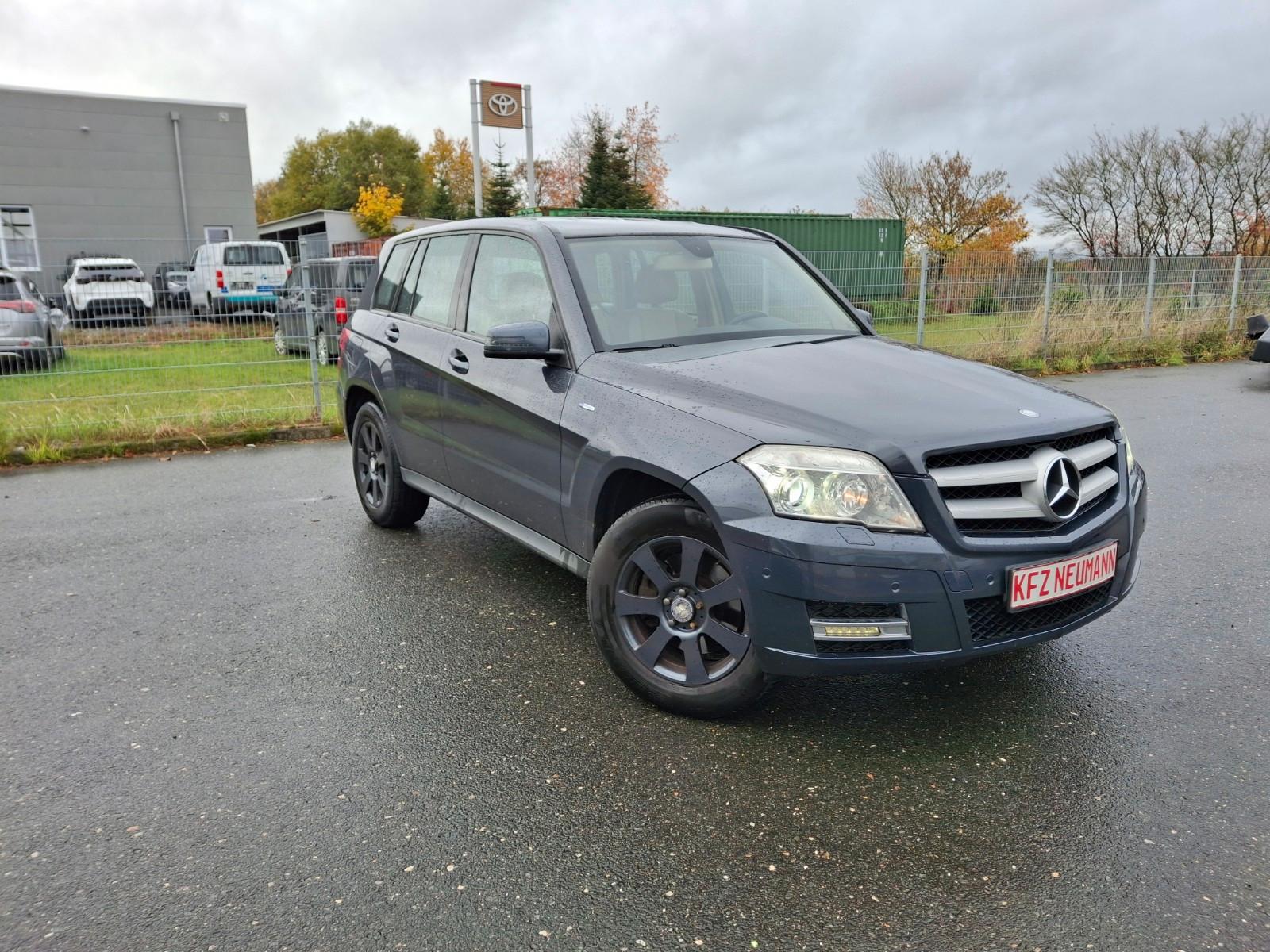 Mercedes-Benz GLK220 2011 — rear view
